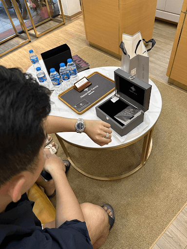 Những vị khách đầu tiên trải nghiệm đồng hồ Alexander Ferros tại showroom Đồng Hồ Phố